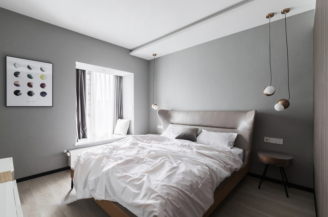灰色的墙面和白色床品相互呼应整个空间都弥漫着轻松与温馨搭配暖黄色